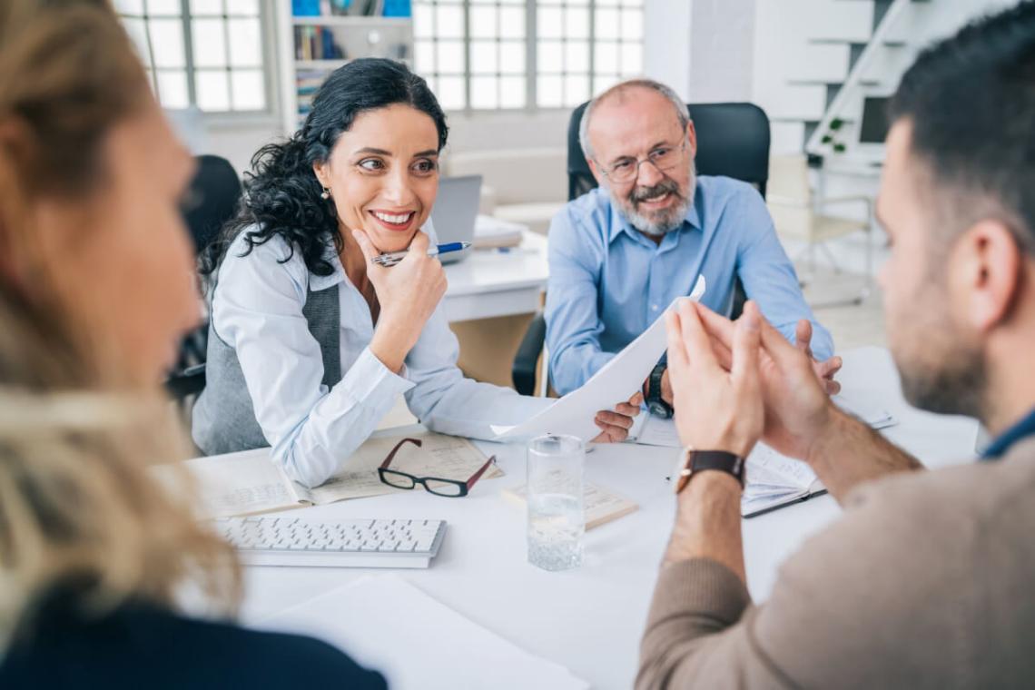 discussion mediation personnes autour table